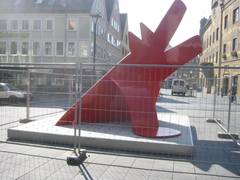Umzäunte Keith Haring Skulptur "Red Dog for Landois"